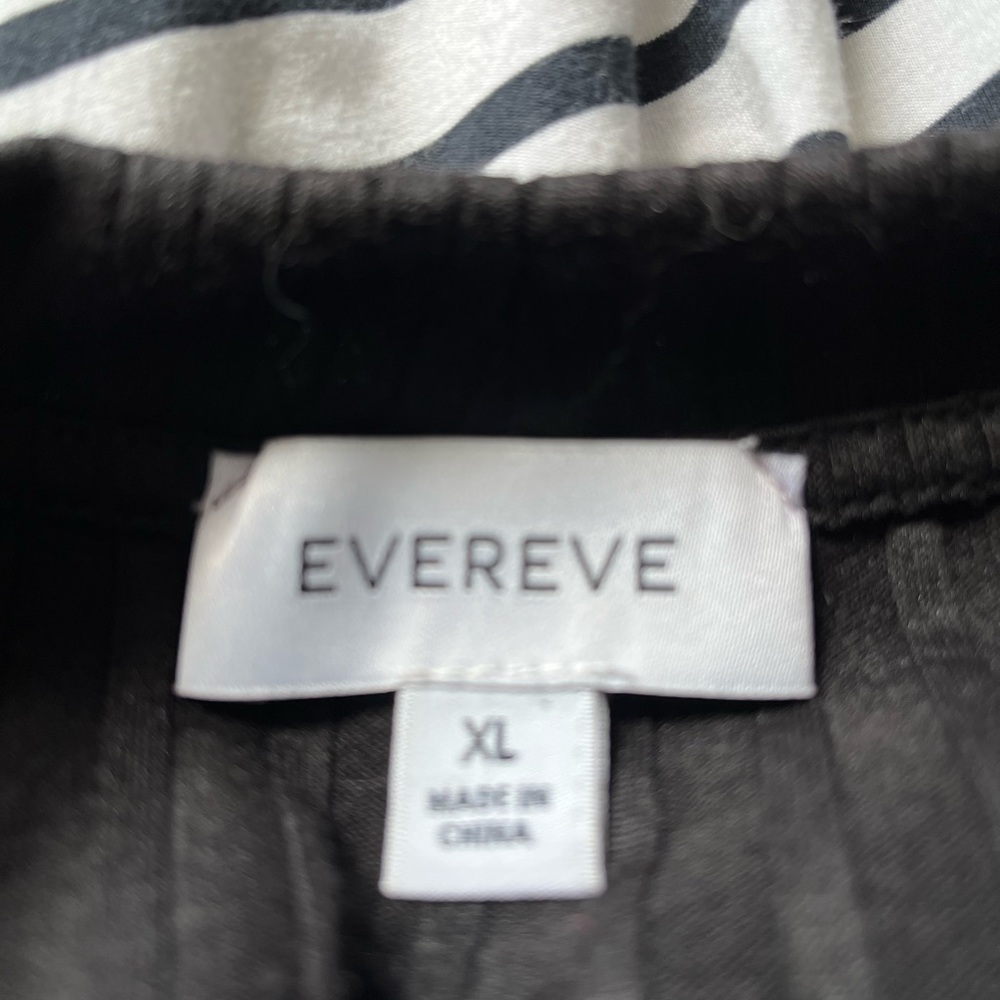 Evereve Black Tee - Picture 4 of 5